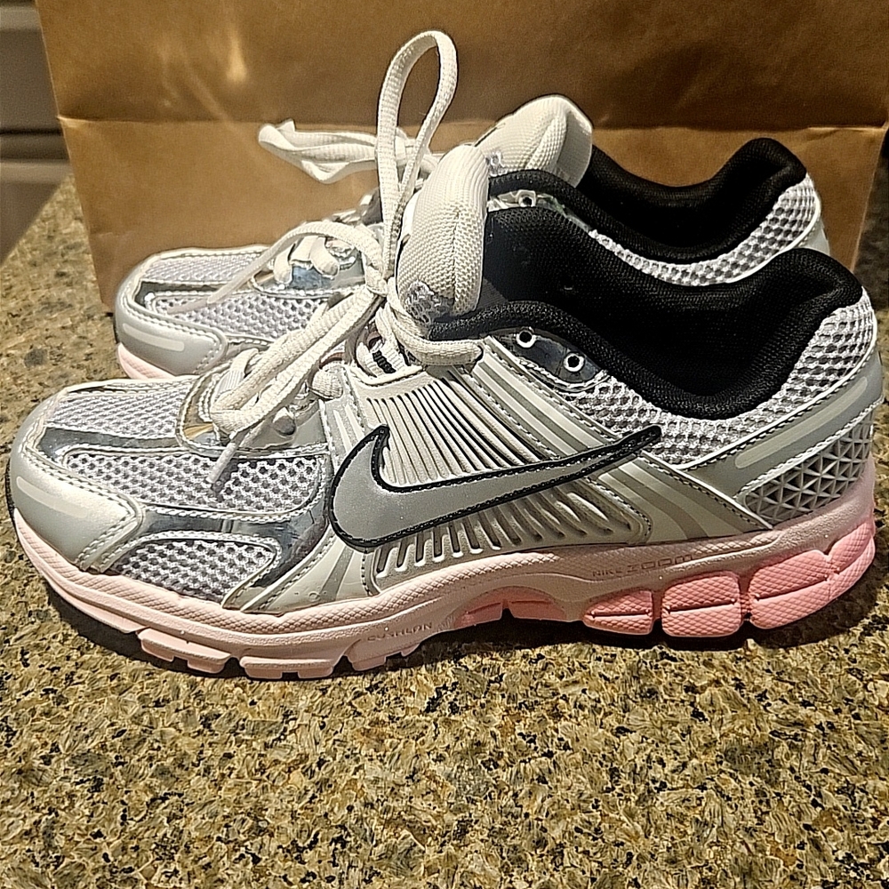 🩷🩷Nike Women’s Vomero 5 Mesh & Metallic Sneaker — Silver & Pink - Picture 2 of 5